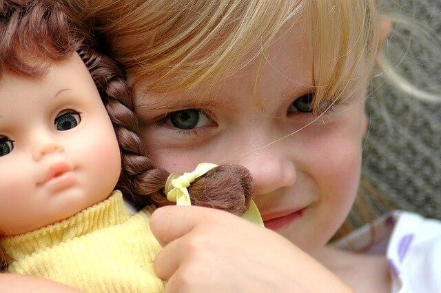 Bambino gioca con bambole 3