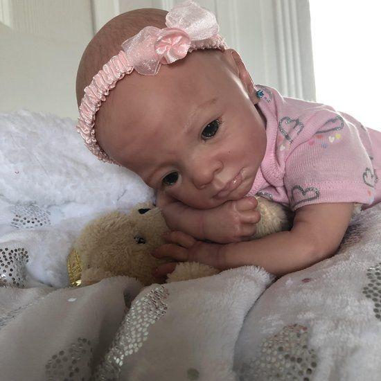 Bambola reborn femmina neonata che sembra vera